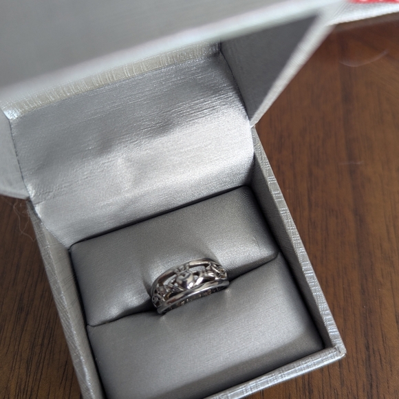 ZALES Elegant Silver Claddagh Ring - Picture 3 of 4